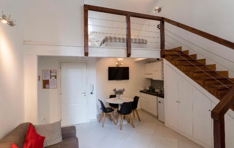 Santi Apostoli House Apartment Наполи Екстериор снимка